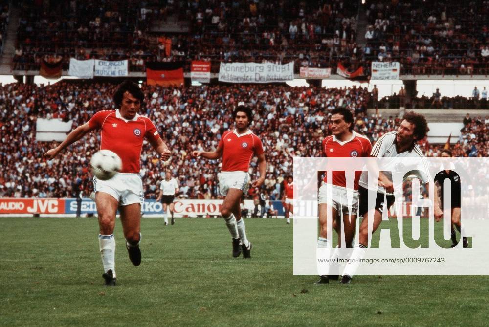 Fussball WM Weltmeisterschaft 1982 82 in Spanien, Deutschland BRD-Chile: v.l. Figereroa , Moscoso, Paul Breitner