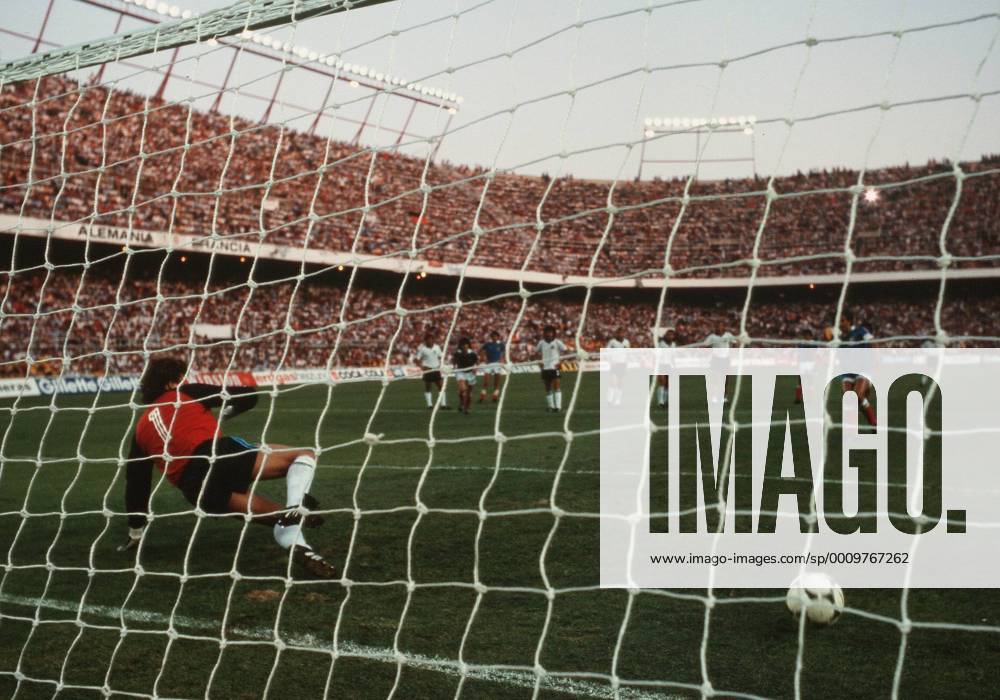 Fussball WM Weltmeisterschaft 1982 82 in Spanien, Deutschland vs. Frankreich, BRD-FRA , 1:1 Platini links: Toni Schumacher ( Deut )