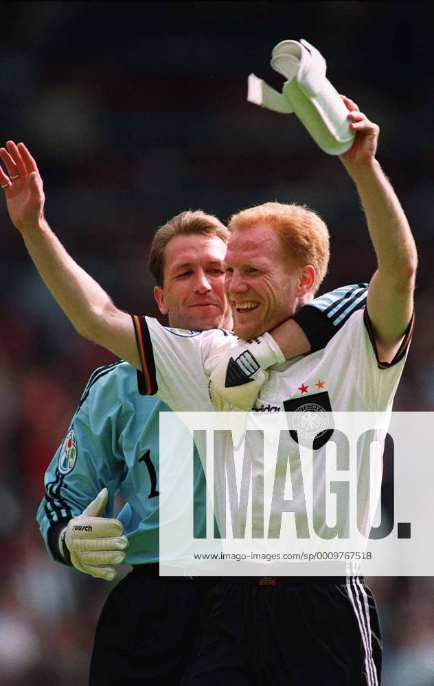 Fussball EM Euro Europameisterschaft 1996 Deutschland - Kroatien MATTHIAS SAMMER & ANDREAS KÖPKE CELEBRATE THE GERMAN VICTORY. EURO 96 QUARTER FINAL, GERMANY v CROATIA, OLD TRAFFORD, MANCHESTER, 23 6 96 {