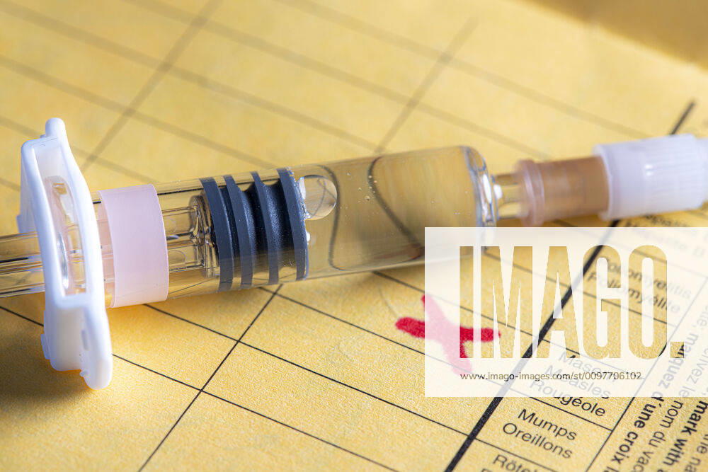 Symbolfoto Measles vaccination, vaccination card, syringe with measles vaccine, vaccination