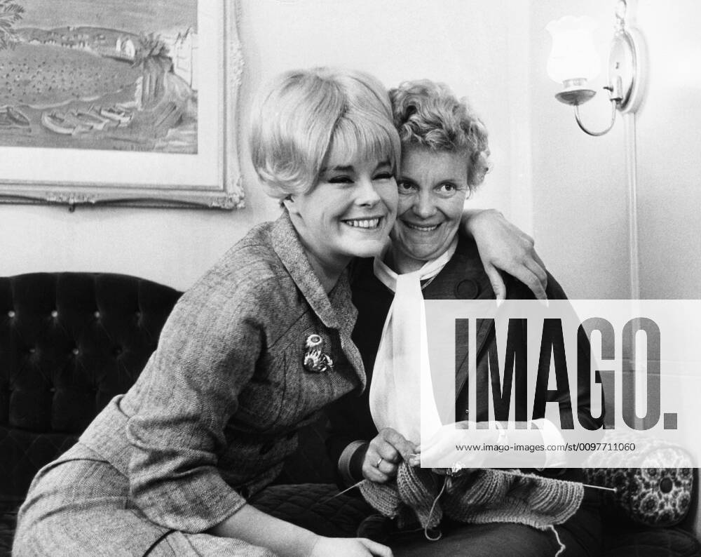 THE PRIZE, from left: Elke Sommer with her mother Mrs. Renate Schletz on set, 1963 Courtesy Everett Collection !ACHTUNG AUFNAHMEDATUM GESCHÃ„TZT! PUBLICATIONXNOTxINxCANxCHNxFRAxITAxJPNxNORxPOLxRUSxESPxUKxUSA