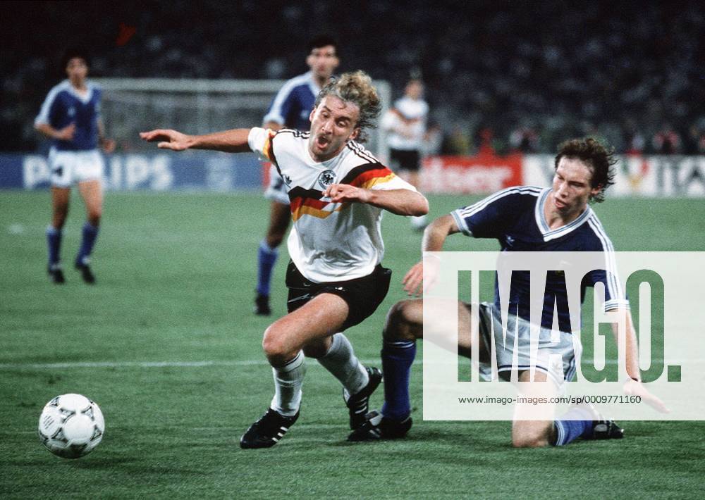 Fussball WM Weltmeisterschaft in Italien 1990 Finale Endspiel Deutschland - Argentinien Foul an Rudi Völler ( links Deutschland ) führt zum entscheidenden 11 m ( Elfmeter )