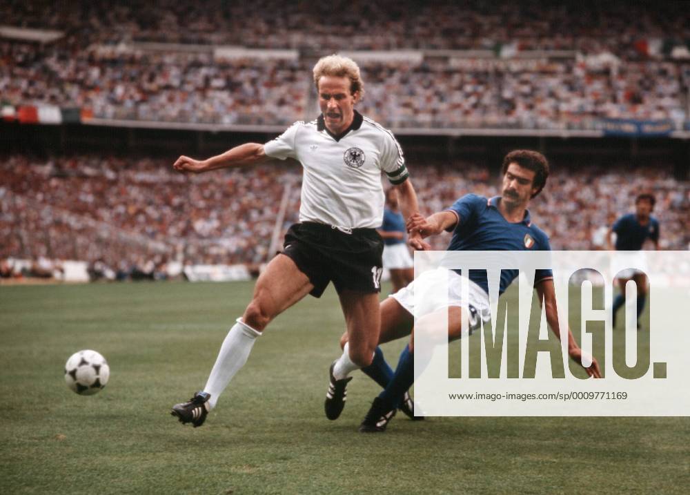 Fussball WM Weltmeisterschaft 1982 - Deutschland ( BRD ) vs. Italien - Karl Heinz Rummenigge ( BRD ) und Giuseppe Bergomi (ITA)