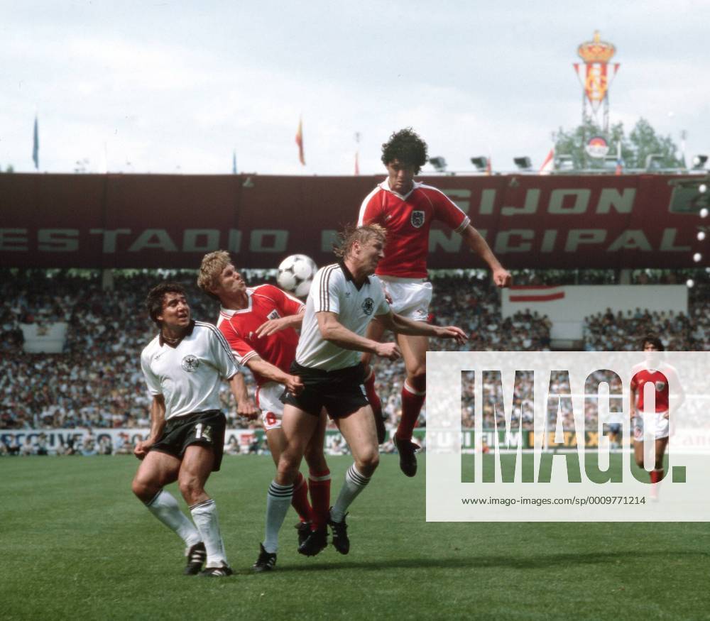 Fussball WM Weltmeisterschaft 1982 in Spanien Deutschland - Österreich links Felix Magath mitte Horst Hrubesch Deutschland BRD