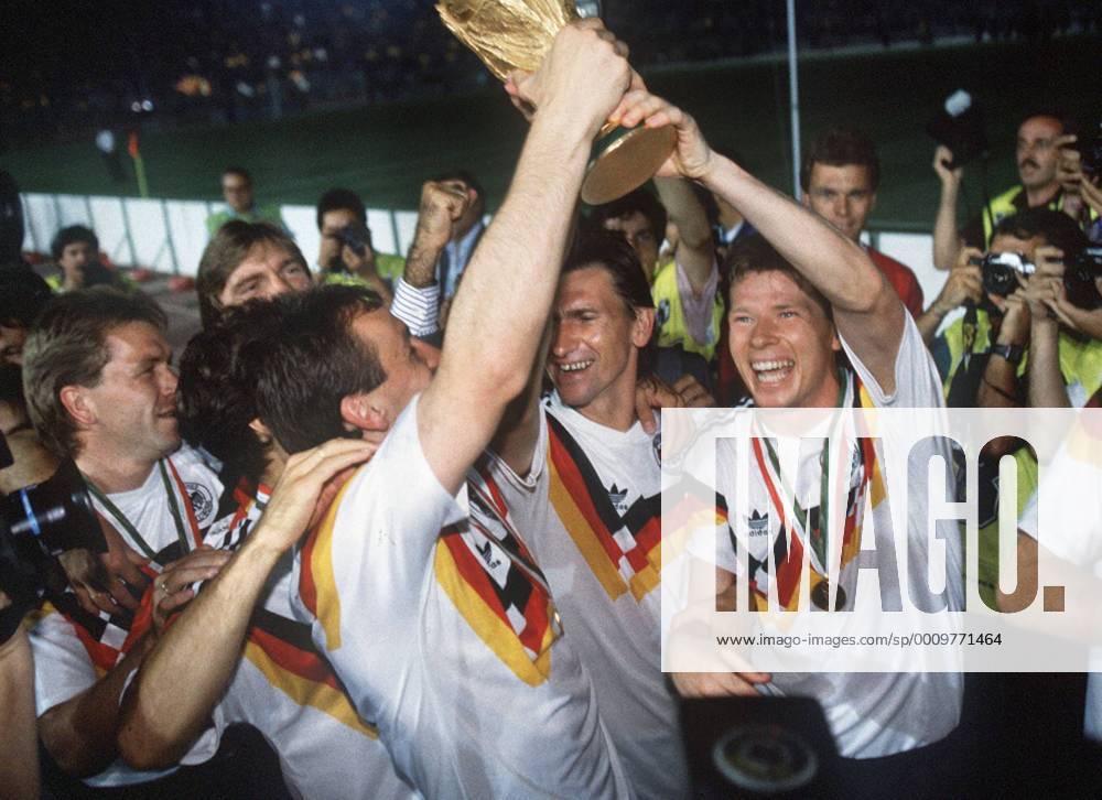 Fussball WM Weltmeisterschaft in Italien 1990 Finale Endspiel Deutschland - Argentinien Jubel Deuutschland , rechts : Stefan Reuter