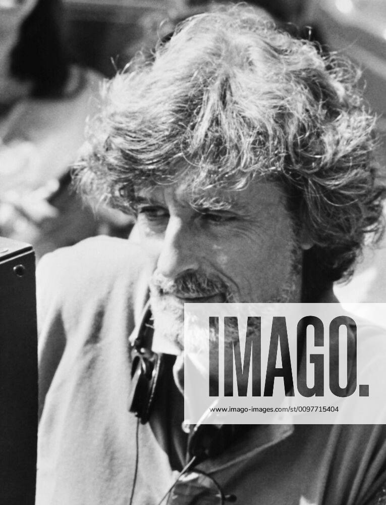RISING SUN, director Philip Kaufman on set, 1993, TM & Copyright 20th Century Fox Film Corp. courtesy Everett Collection Please credit 20thCentFox Courtesy Everett Collection !ACHTUNG AUFNAHMEDATUM GESCHÄTZT! PUBLICATIONXNOTxINxCANxCHNxFRAxITAxJPNxNORxPOLxRUSxESPxUKxUSA