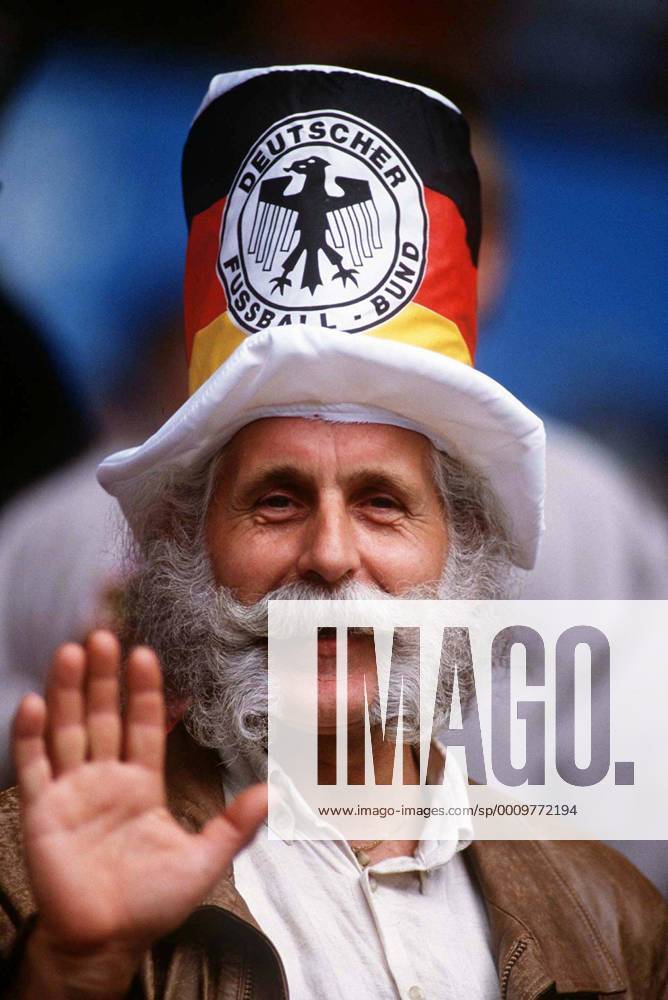 Fussball EM Euro Europameisterschaft 1996 Deutschland - Tschechien Fan Fans Deutschland A GERMAN FAN. GERMANY v CZECH REPUBLIC, EURO 96, OLD TRAFFORD MANCHESTER, 9 6 1996 {