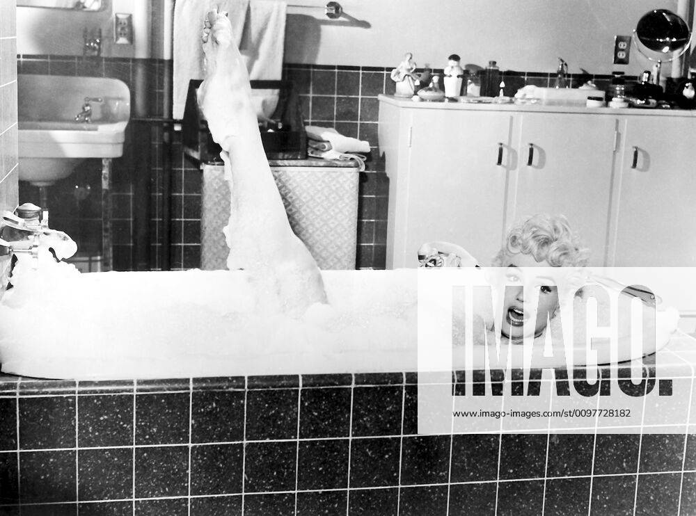 IMAGO ICONS: Marilyn Monroe THE SEVEN YEAR ITCH, Marilyn Monroe, 1955. TM and Copyright 20th Century Fox Film Corp. All rights reserved. Courtesy: Everett Collection 20th Century Fox Film Corp. All rights reserved. Courtesy: Everett Collection !ACHTUNG AUFNAHMEDATUM GESCHÃ„TZT! PUBLICATIONXNOTxINxCANxCHNxFRAxITAxJPNxNORxPOLxRUSxESPxUKxUSA
