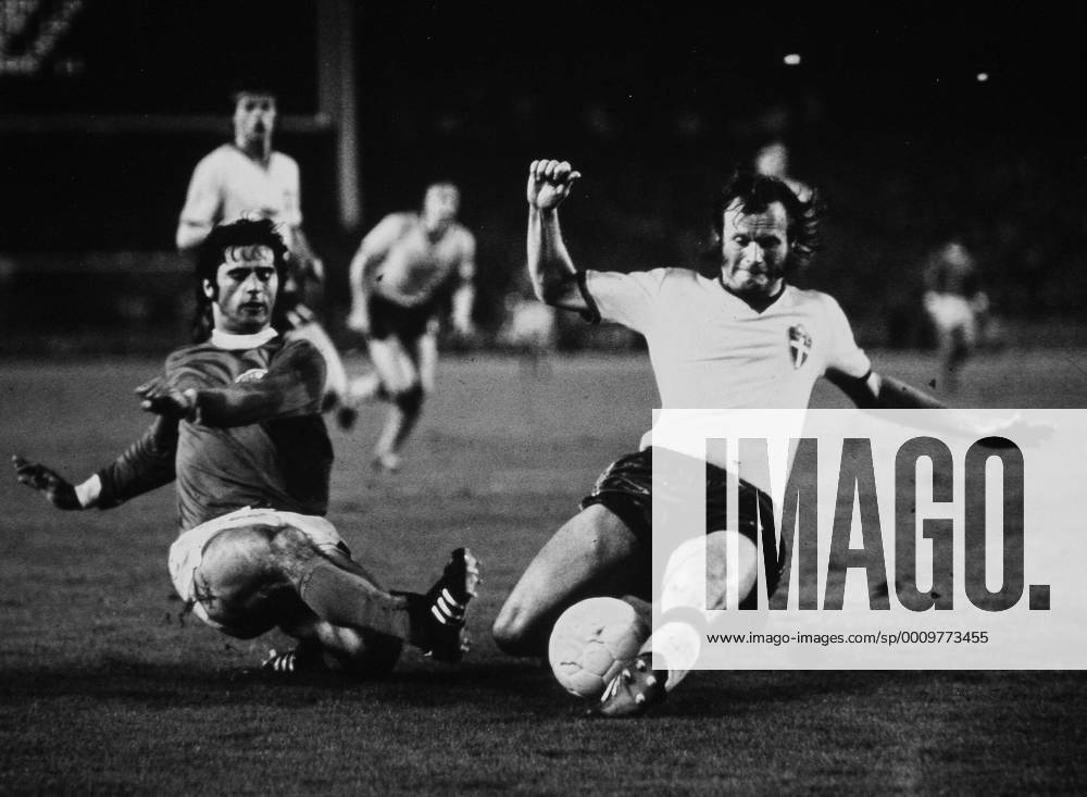 Fussball WM Weltmeisterschaft 1974 74 Deutschland vs. Schweden, Gerd Müller (GER, links), Kent Karlsson (SWE)