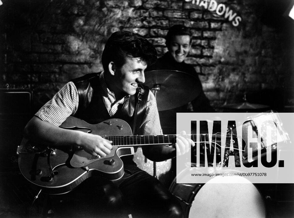 SUMMER HOLIDAY, The Shadows, Bruce Welch (front), Brian Bennett, 1963 Courtesy Everett Collection !ACHTUNG AUFNAHMEDATUM GESCHÄTZT! PUBLICATIONXNOTxINxCANxCHNxFRAxITAxJPNxNORxPOLxRUSxESPxUKxUSA