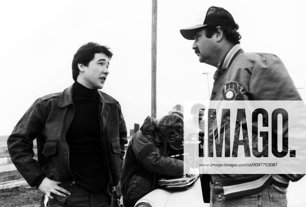 THE SURE THING, from left: John Cusack, director Rob Reiner on set, 1985, Embassy courtesy Everett Collection Embassy Pictures Courtesy Everett Collection !ACHTUNG AUFNAHMEDATUM GESCHÄTZT! PUBLICATIONXNOTxINxCANxCHNxFRAxITAxJPNxNORxPOLxRUSxESPxUKxUSA