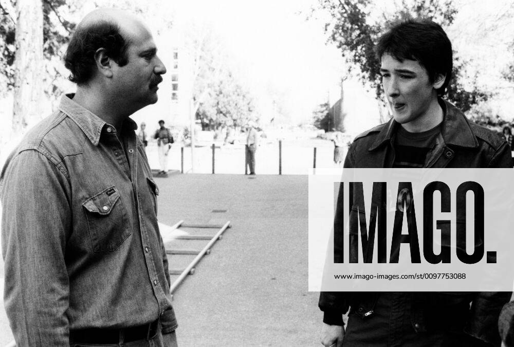 THE SURE THING, from left: director Rob Reiner, John Cusack on set, 1985, Embassy courtesy Everett Collection Embassy Pictures Courtesy Everett Collection !ACHTUNG AUFNAHMEDATUM GESCHÃ„TZT! PUBLICATIONXNOTxINxCANxCHNxFRAxITAxJPNxNORxPOLxRUSxESPxUKxUSA