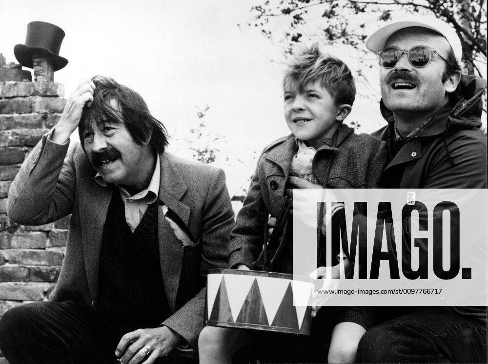 TIN DRUM, (L-R), Author, Gunther Grass, David Bennent, Director, Volker Schlondorff, 1979. Courtesy Everett Collection !ACHTUNG AUFNAHMEDATUM GESCHÄTZT! PUBLICATIONXNOTxINxCANxCHNxFRAxITAxJPNxNORxPOLxRUSxESPxUKxUSA
