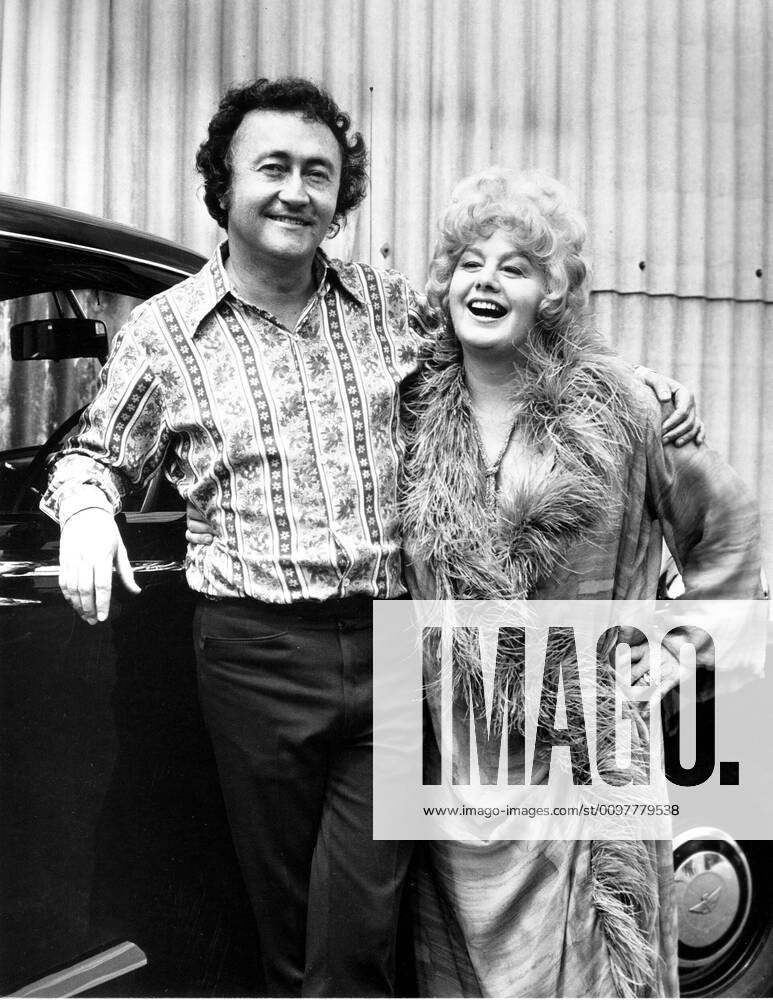 WHO SLEW AUNTIE ROO?, from left, director Curtis Harrington, Shelley Winters, on-set, 1971 !ACHTUNG AUFNAHMEDATUM GESCHÄTZT! PUBLICATIONXNOTxINxCANxCHNxFRAxITAxJPNxNORxPOLxRUSxESPxUKxUSA