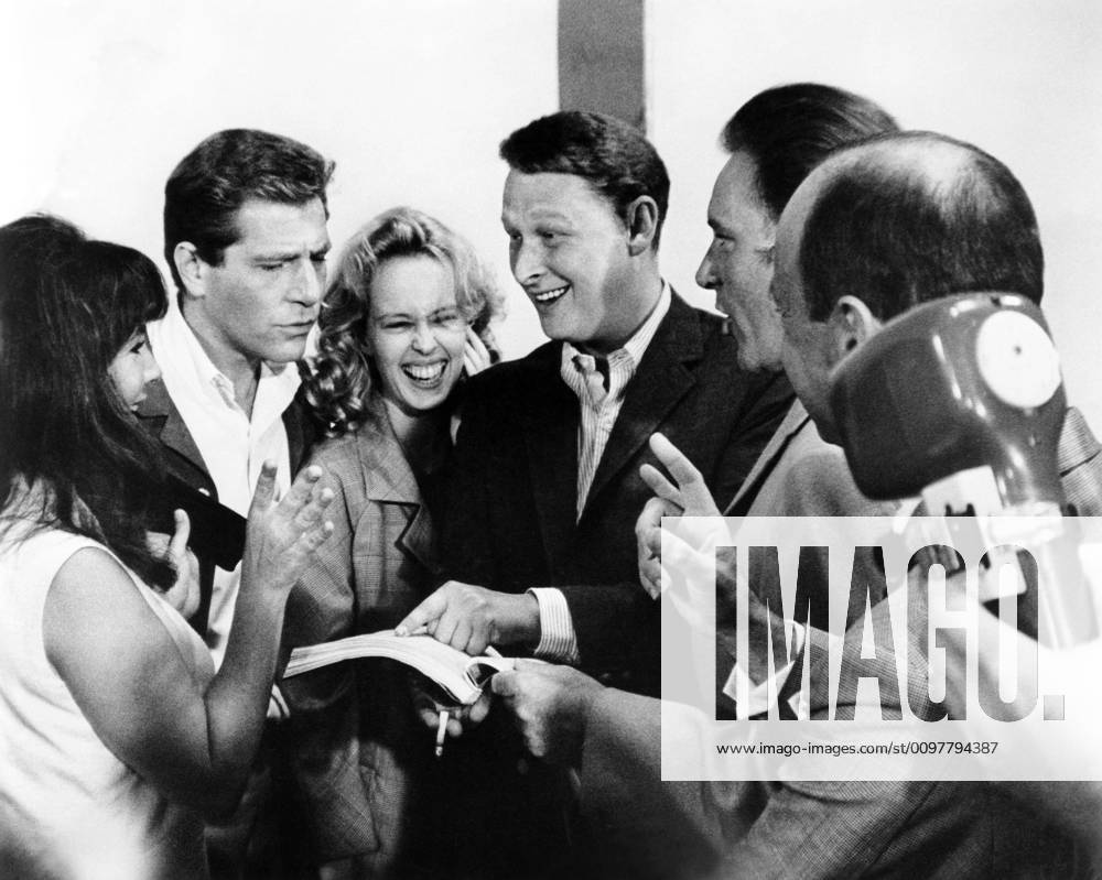 OSCARS: Beste Nebendarstellerin, Preisträgerinnen 1961-1970 WHO S AFRAID OF VIRGINIA WOOLF?, from left: Elizabeth Taylor, George Segal, Sandy Dennis, director Mike Nichols, Richard Burton, writer- producer Ernest Lehman, at a special rehearsal for a one-hour session with 50 international photographers present, 1966 Courtesy Everett Collection !ACHTUNG AUFNAHMEDATUM GESCHÄTZT! PUBLICATIONXNOTxINxCANxCHNxFRAxITAxJPNxNORxPOLxRUSxESPxUKxUSA