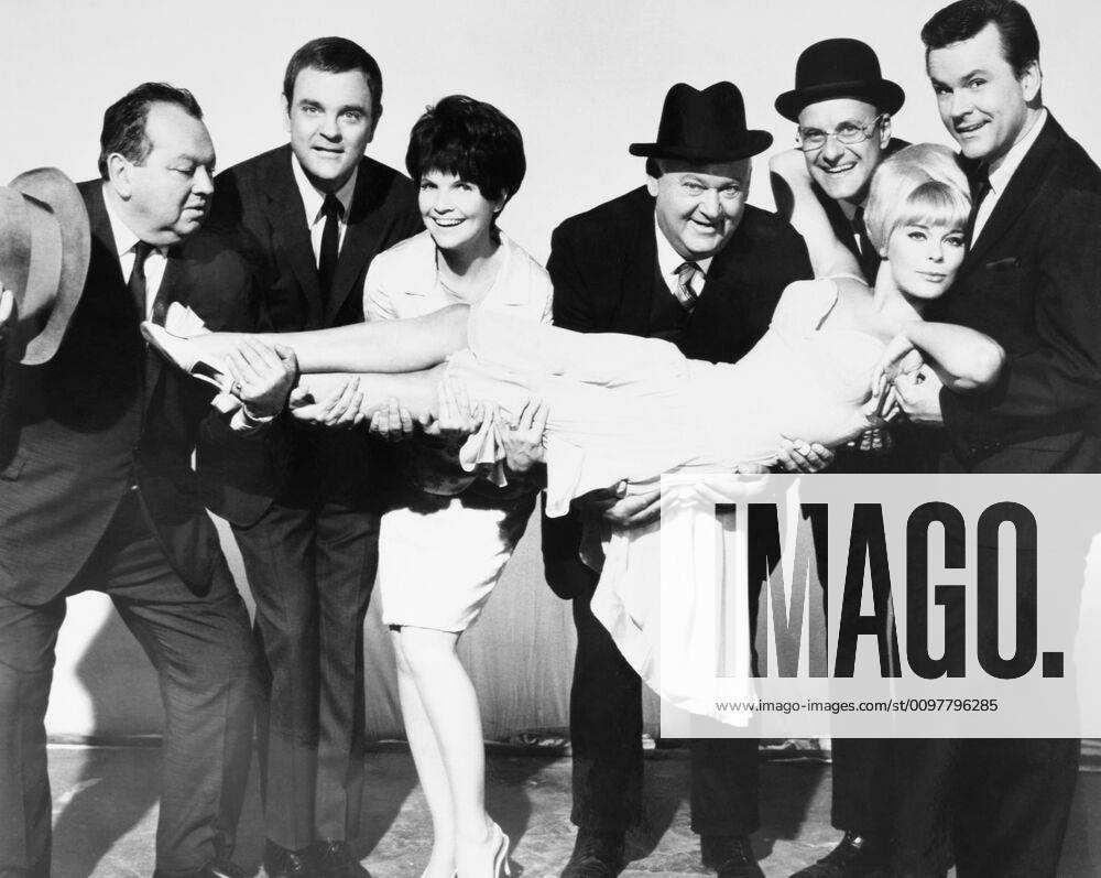 THE WICKED DREAMS OF PAULA SCHULTZ, standing from left: Leon Askin, Joey Forman, Maureen Arthur, John Banner, Werne Klemperer, Bob Crane, Elke Sommer (front), 1968 !ACHTUNG AUFNAHMEDATUM GESCHÄTZT! PUBLICATIONXNOTxINxCANxCHNxFRAxITAxJPNxNORxPOLxRUSxESPxUKxUSA