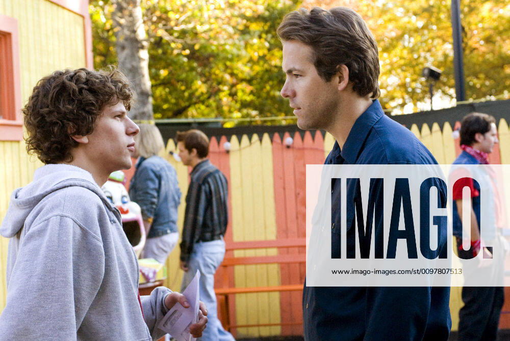 ADVENTURELAND, from left: Jesse Eisenberg, Ryan Reynolds, 2009. Miramax courtesy Everett Collection Miramax Courtesy Everett Collection !ACHTUNG AUFNAHMEDATUM GESCHÄTZT! PUBLICATIONXNOTxINxCANxCHNxFRAxITAxJPNxNORxPOLxRUSxESPxUKxUSA