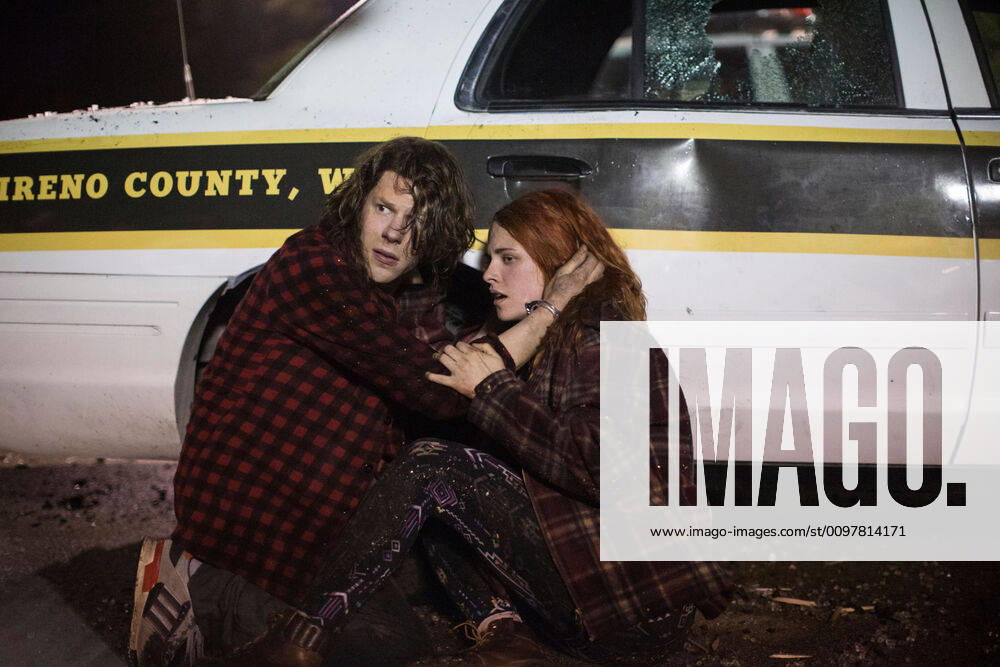 AMERICAN ULTRA, from left: Jesse Eisenberg, Kristen Stewart, 2015. ph: Alan Markfield Lionsgate courtesy Everett Collection Lions Gate Courtesy Everett Collection !ACHTUNG AUFNAHMEDATUM GESCHÄTZT! PUBLICATIONXNOTxINxCANxCHNxFRAxITAxJPNxNORxPOLxRUSxESPxUKxUSA
