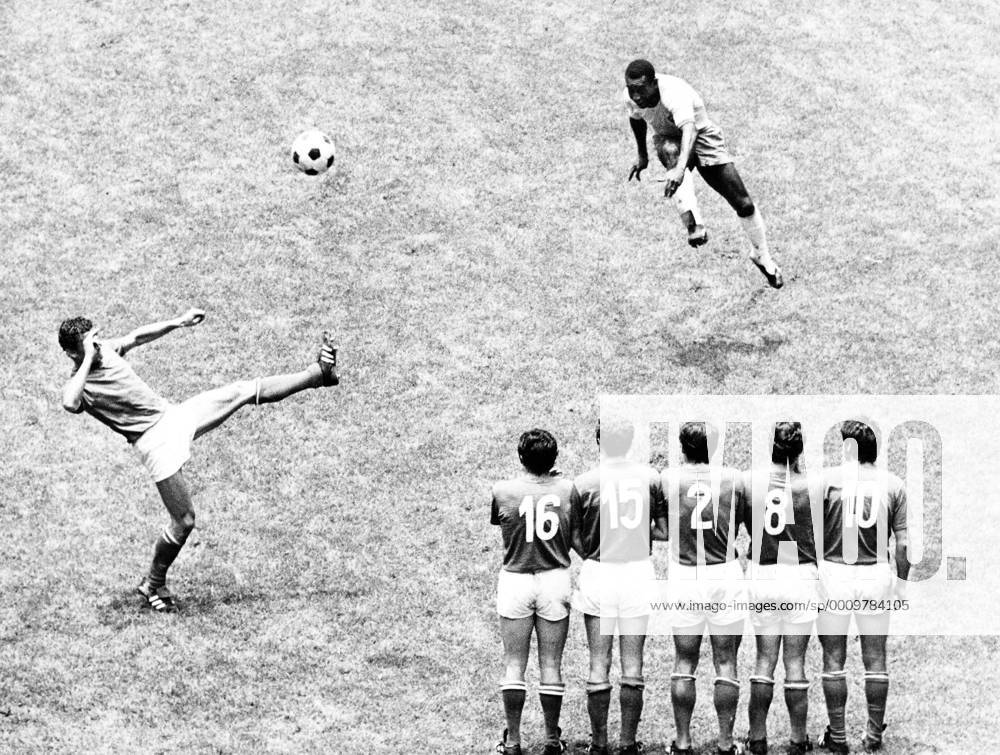 Pele (Brasilien) - Freistoß in luftige Höhen