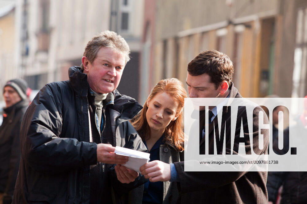 THE DEBT, from left: director John Madden, Jessica Chastain, Sam Worthington, on set, 2010. ph: Laurie Sparham Focus Features Courtesy Everett Collection Focus Features Courtesy Everett Collection !ACHTUNG AUFNAHMEDATUM GESCHÃ„TZT! PUBLICATIONXNOTxINxCANxCHNxFRAxITAxJPNxNORxPOLxRUSxESPxUKxUSA