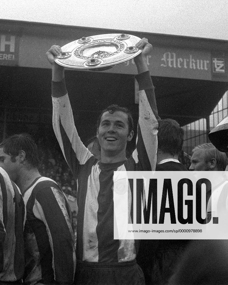 Fußball, FC Bayern München, Deutscher Meister 1969 Franz Beckenbauer (Bayern) mit der Meisterschale Fußball 1. BL Herren Saison 1968 1969, FC Bayern München Einzelbild München Freude,