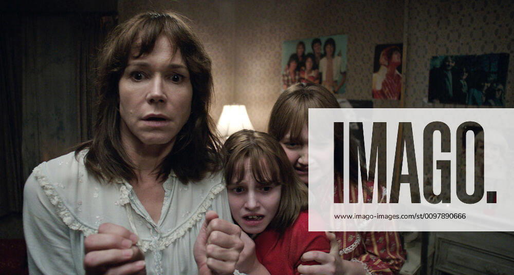 THE CONJURING 2, from left: Frances O Connor, Madison Wolfe, Lauren Esposito, 2016. New Line Cinema courtesy Everett Collection New Line Cinema Courtesy Everett Collection !ACHTUNG AUFNAHMEDATUM GESCHÄTZT! PUBLICATIONXNOTxINxCANxCHNxFRAxITAxJPNxNORxPOLxRUSxESPxUKxUSA