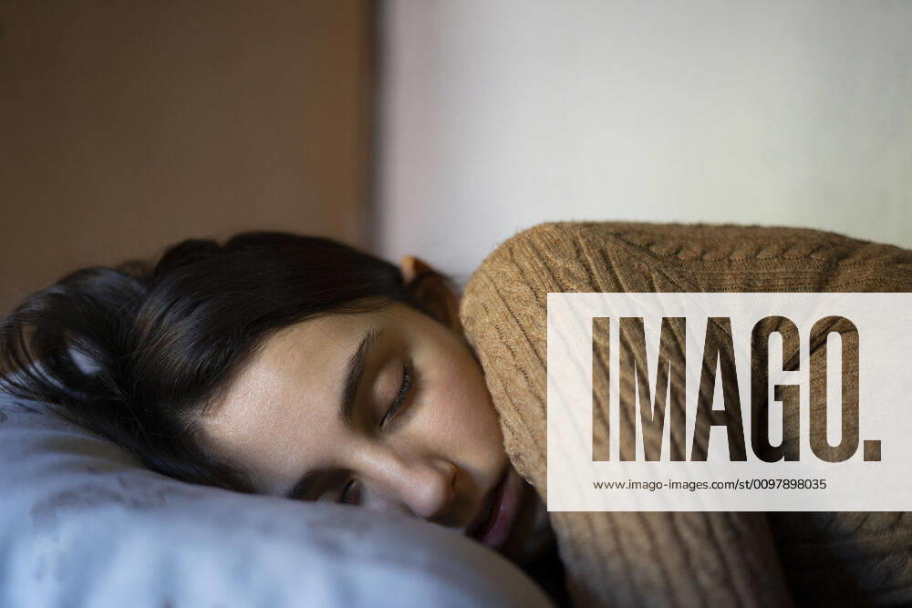 Young girl dressed in brown napping. Barcelona, CT, Spain ,model released, Symbolfoto CR_EAFU200128-300690-01