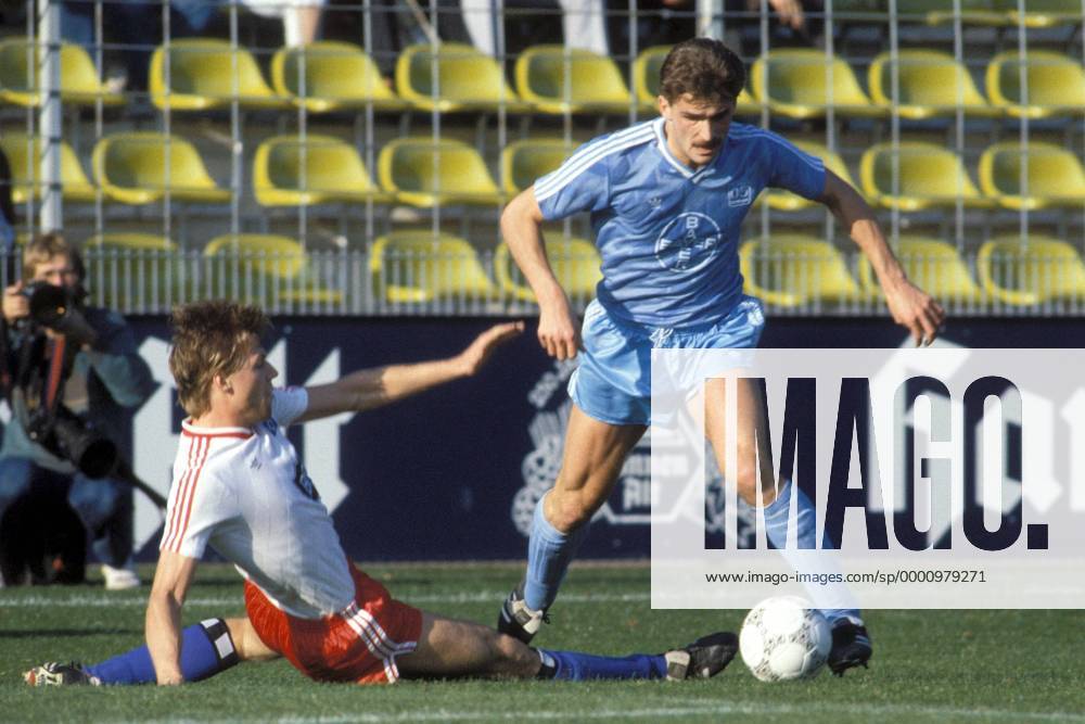 Stefan Kuntz (re., Uerdingen) setzt sich gegen Thomas Hinz (HSV) durch Fußball 1. BL Herren DEUTSCHSPRACHIGE SPORTZEITSCHRIFTEN UND -ZEITUNGEN NUR NACH RÜCKSPRACHE, Saison 1986 1987 Gruppe Uerdingen Dynamik,