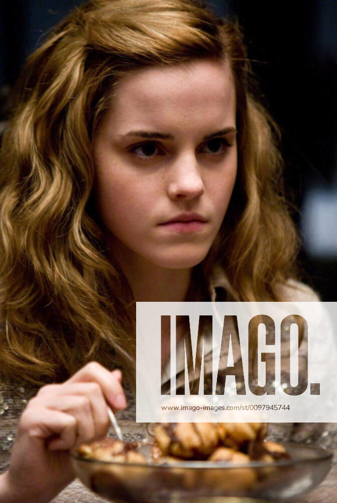 HARRY POTTER AND THE HALF-BLOOD PRINCE, Emma Watson, 2009. Warner Bros. courtesy Everett Collection Warner Bros Courtesy Everett Collection !ACHTUNG AUFNAHMEDATUM GESCHÄTZT! PUBLICATIONXNOTxINxCANxCHNxFRAxITAxJPNxNORxPOLxRUSxESPxUKxUSA