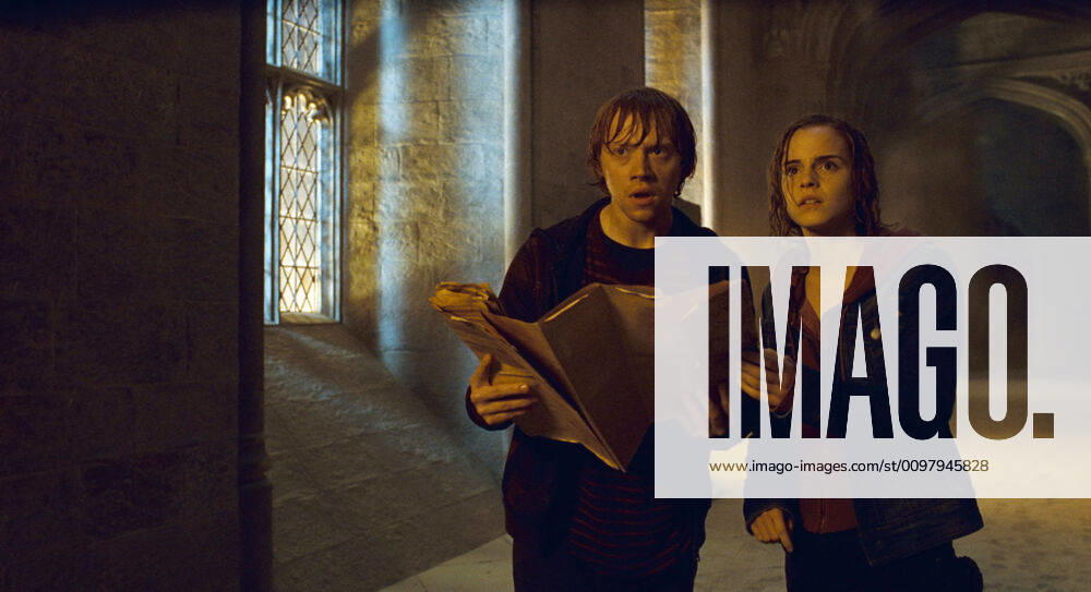 HARRY POTTER AND THE DEATHLY HALLOWS: PART 2, from left: Rupert Grint, Emma Watson, 2011. 2011 Warner Bros. Ent. Harry Potter publishing rights J.K.R. Harry Potter characters, names and related indicia are trademarks of and Warner Bros. Ent. All rights reserved. Courtesy Everett Collection Warner Bros Courtesy Everett Collection !ACHTUNG AUFNAHMEDATUM GESCHÄTZT! PUBLICATIONXNOTxINxCANxCHNxFRAxITAxJPNxNORxPOLxRUSxESPxUKxUSA