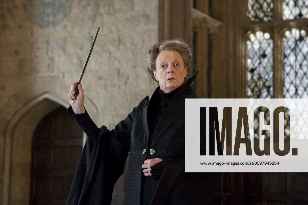 HARRY POTTER AND THE DEATHLY HALLOWS: PART 2, Maggie Smith, 2011. ph: Jaap Buitendijk 2011 Warner Bros. Ent. Harry Potter publishing rights J.K.R. Harry Potter characters, names and related indicia are trademarks of and Warner Bros. Ent. All rights reserved. Courtesy Everett Collection Warner Bros Courtesy Everett Collection !ACHTUNG AUFNAHMEDATUM GESCHÄTZT! PUBLICATIONXNOTxINxCANxCHNxFRAxITAxJPNxNORxPOLxRUSxESPxUKxUSA