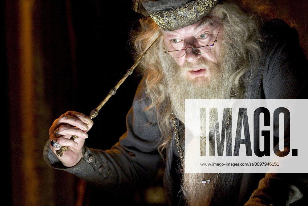 HARRY POTTER AND THE GOBLET OF FIRE, Michael Gambon, 2005, (c) Warner Brothers courtesy Everett Collection Warner Bros Courtesy Everett Collection !ACHTUNG AUFNAHMEDATUM GESCHÃ„TZT! PUBLICATIONXNOTxINxCANxCHNxFRAxITAxJPNxNORxPOLxRUSxESPxUKxUSA