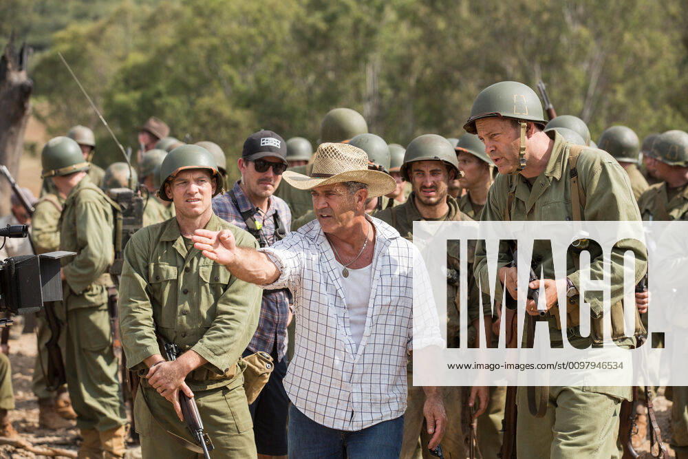 HACKSAW RIDGE, Foreground left to right: Sam Worthington, Director Mel Gibson, Vince Vaughn, on set, 2016, ph: Mark Rogers Lionsgate courtesy Everett Collection Lions Gate Courtesy Everett Collection !ACHTUNG AUFNAHMEDATUM GESCHÃ„TZT! PUBLICATIONXNOTxINxCANxCHNxFRAxITAxJPNxNORxPOLxRUSxESPxUKxUSA