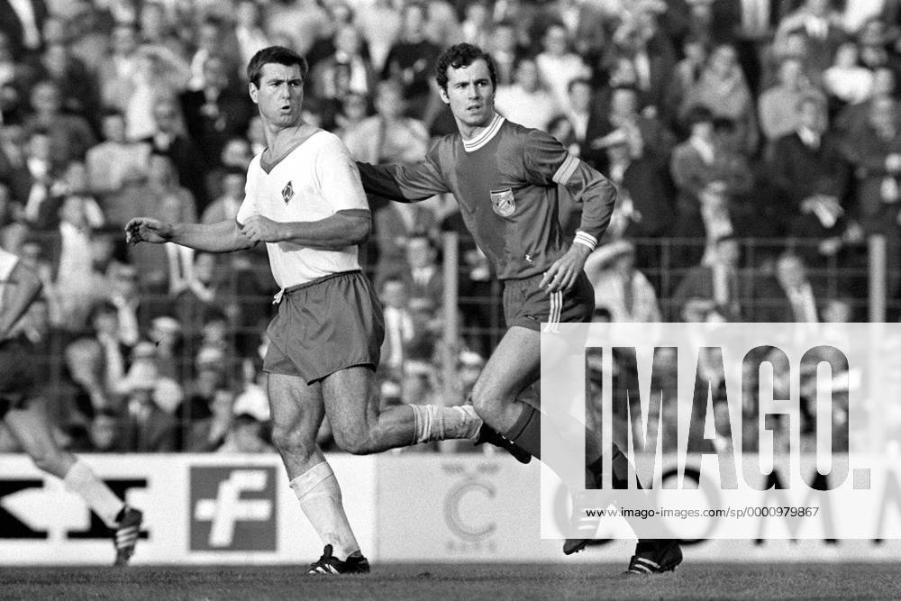 Sepp Piontek (li., Bremen) gegen Franz Beckenbauer (Bayern) Fußball 1. BL Herren Saison 1969 1970, FC Bayern München - SV Werder Bremen 4:1 Gruppe München Dynamik,