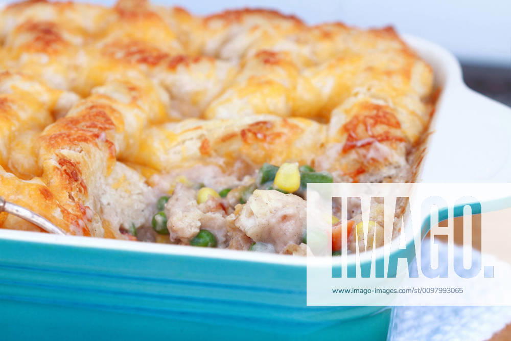 IMAGO Creative, Food, Pot Pie Chicken Pot Pie Chicken pot pie with ingredients showing. Shallow DOF.