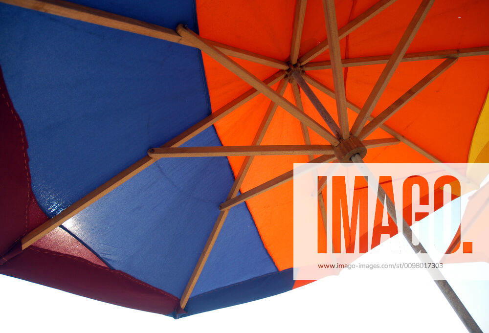 IMAGO Creative, Sommer, Schatten-Plätze bei Hitze Colorful beach umbrellas Colorful beach umbrellas