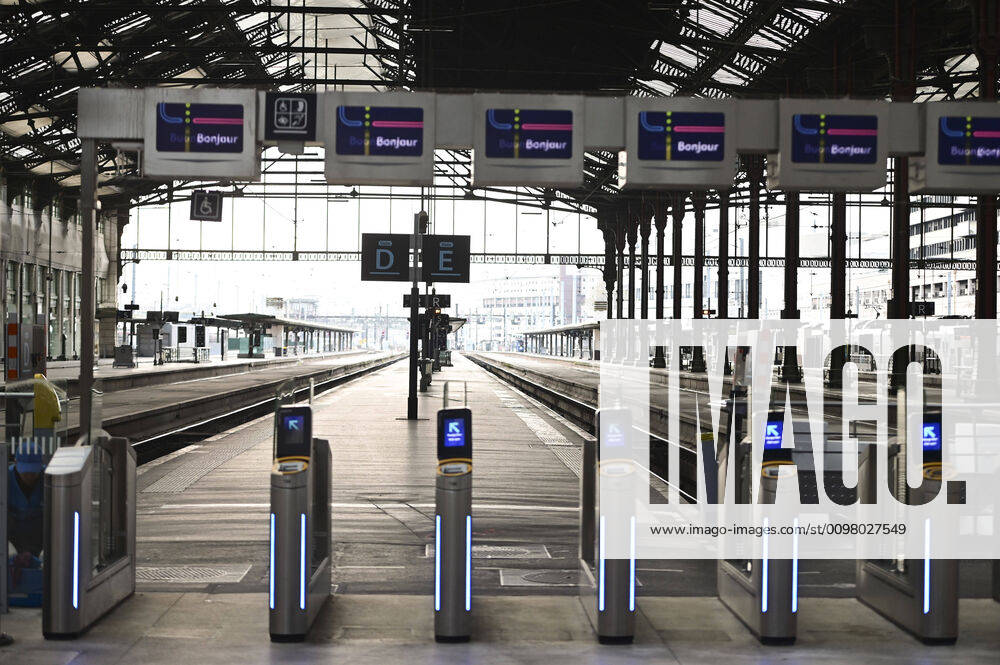 Illustration de la Station RER de la Gare de Lyon a Paris ainsi que la Gare TGV grandes lignes a l heure de pointe du matin des passagers voyagent dans des trains vides Station RER Gare de Lyon Vide NEWS : Illustration COVID19 - Gare de Lyon - Paris -16 03 2020 JBAutissier Panoramic