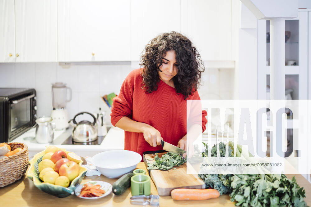 Brunette woman making a healthy green salad. Madrid, Community of Madrid, Spain ,model released, Symbolfoto CR_OSCA200212-305667-01