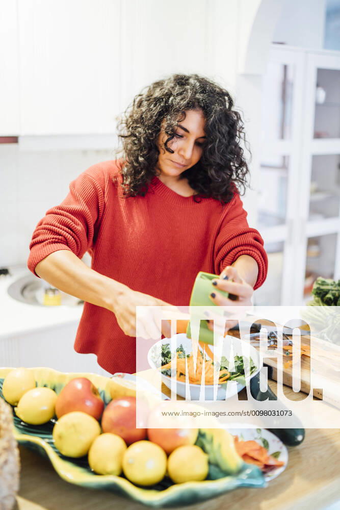 Brunette woman making a healthy green salad. Madrid, Community of Madrid, Spain ,model released, Symbolfoto CR_OSCA200212-305677-01