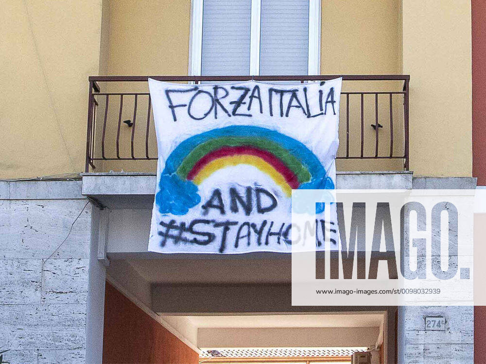 Foto IPP Maurilio Boldrini Verona 16 03 2020 Emergenza Corona ( Covid 19 ) nella foto uno striscione sul balcone con la scritta stiamo a casa Italy Photo Press - World Copyright corona virus a verona 0