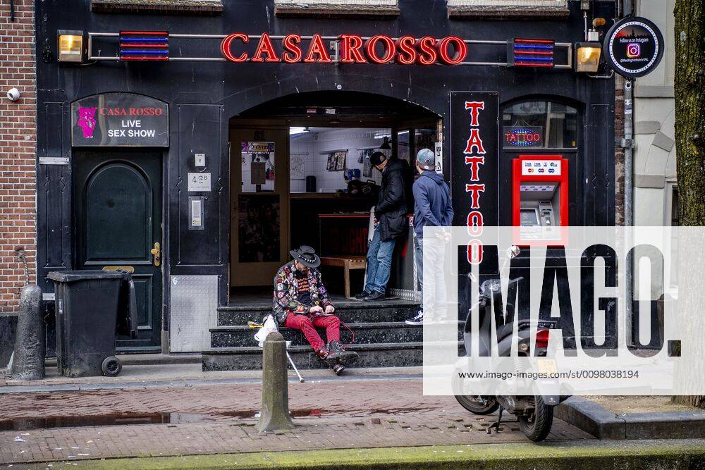 2020-03-16 16:00:44 AMSTERDAM - De Wallen, hoerenbuurt, zijn uitgestorven vanwege het Corona virus. Alle ramen zijn gesloten. corona covic-19 ROBIN UTRECHT toeristen toeristen overlast op de wallen gids gidsen toerist ROBIN UTRECHT amsterdam attractie attraction binnenstad centraal centrum dagjesmensen dam dam foto . maken district druk drukte foto gl gracht grachten holland hotel hotels individualisering individualistische letters light lovers maken mening mobiel nederland omstreden op overlast overvol partij partijpolitiek politiek politieke populair prins recreatie red rij rijksmuseum rolkoffer rolkoffertoerist rolkofferverbod rondvaart rondvaartboot rondvaartboten saamhorigheid selfie sfeer sfeerbeeld stadsbeeld standpunt station stationsgebied straat straatartiesten straatbeeld the tijd toerisme toerist toeristen toeristische toeris