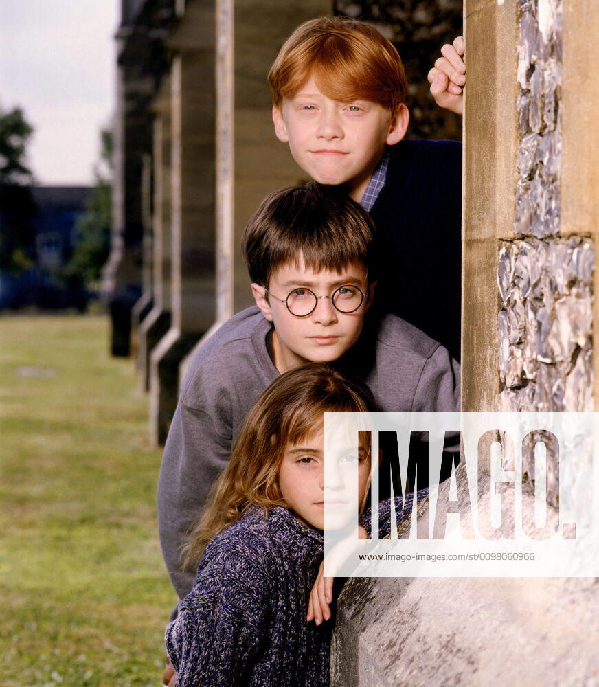 HARRY POTTER AND THE SORCERER S STONE, from top: Rupert Grint, Daniel Radcliffe, Emma Watson, 2001, Warner Brothers courtesy Everett Collection Warner Bros Courtesy Everett Collection !ACHTUNG AUFNAHMEDATUM GESCHÄTZT! PUBLICATIONXNOTxINxCANxCHNxFRAxITAxJPNxNORxPOLxRUSxESPxUKxUSA