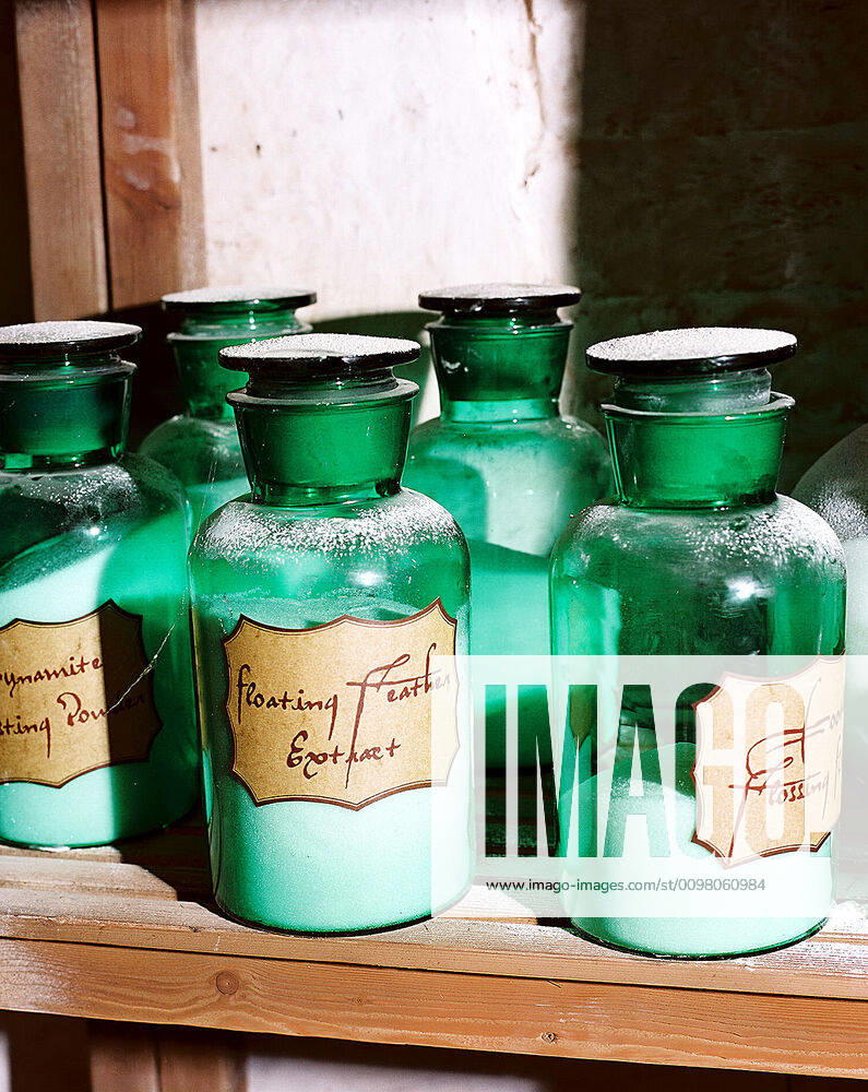 HARRY POTTER AND THE PRISONER OF AZKABAN, Floating Feather Extract and other potions, 2004, Warner Brothers courtesy Everett Collection Warner Bros Courtesy Everett Collection !ACHTUNG AUFNAHMEDATUM GESCHÄTZT! PUBLICATIONXNOTxINxCANxCHNxFRAxITAxJPNxNORxPOLxRUSxESPxUKxUSA