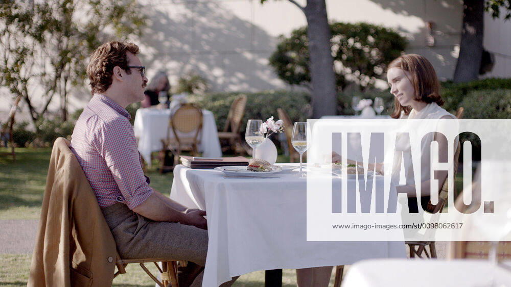 HER, l-r: Joaquin Phoenix, Rooney Mara, 2013, Warner Bros. Pictures courtesy Everett Collection Warner Bros Courtesy Everett Collection !ACHTUNG AUFNAHMEDATUM GESCHÄTZT! PUBLICATIONXNOTxINxCANxCHNxFRAxITAxJPNxNORxPOLxRUSxESPxUKxUSA