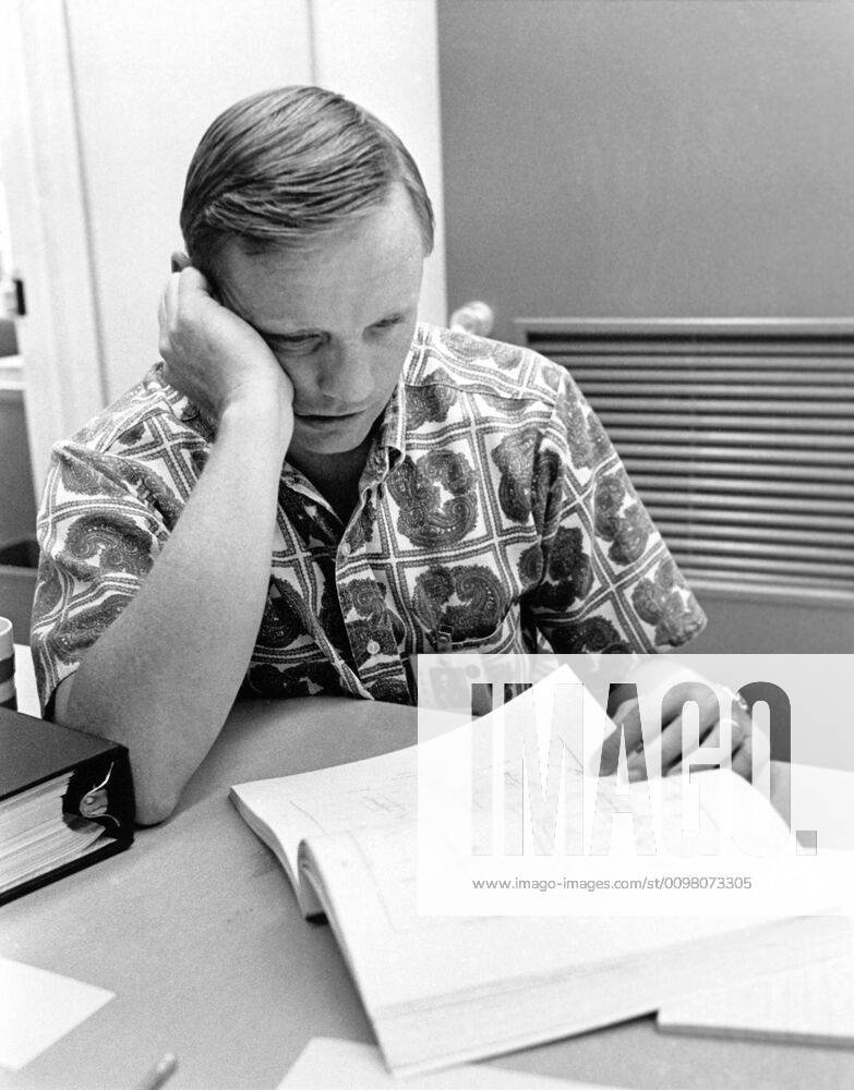 IN THE SHADOW OF THE MOON, Neil Armstrong, 2006. Think Film Courtesy Everett Collection Think Film Courtesy Everett Collection !ACHTUNG AUFNAHMEDATUM GESCHÄTZT! PUBLICATIONXNOTxINxCANxCHNxFRAxITAxJPNxNORxPOLxRUSxESPxUKxUSA