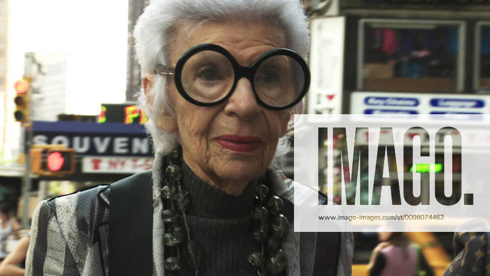 IMAGO ICONS: Iris Apfel IRIS, Iris Apfel, 2014. Magnolia Pictures courtesy Everett Collection Magnolia Pictures Courtesy Everett Collection !ACHTUNG AUFNAHMEDATUM GESCHÄTZT! PUBLICATIONXNOTxINxCANxCHNxFRAxITAxJPNxNORxPOLxRUSxESPxUKxUSA
