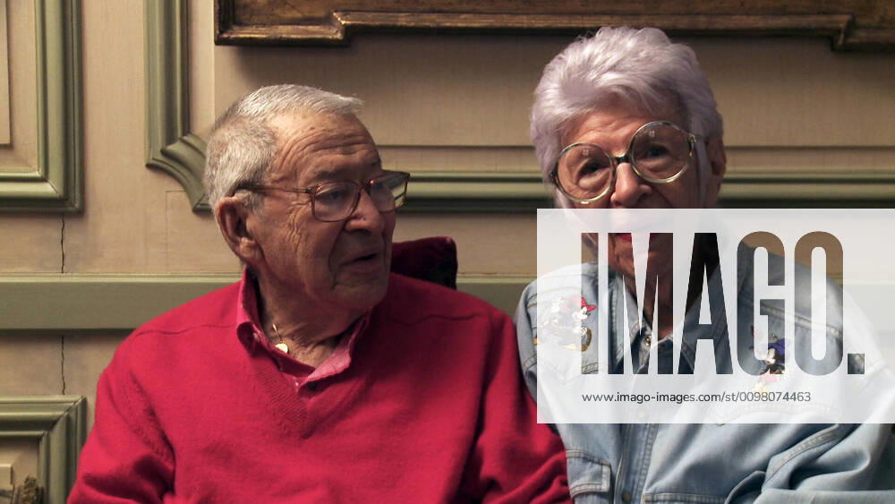 IMAGO ICONS: Iris Apfel IRIS, l-r: Carl Apfel, Iris Apfel, 2014. Magnolia Pictures courtesy Everett Collection Magnolia Pictures Courtesy Everett Collection !ACHTUNG AUFNAHMEDATUM GESCHÄTZT! PUBLICATIONXNOTxINxCANxCHNxFRAxITAxJPNxNORxPOLxRUSxESPxUKxUSA