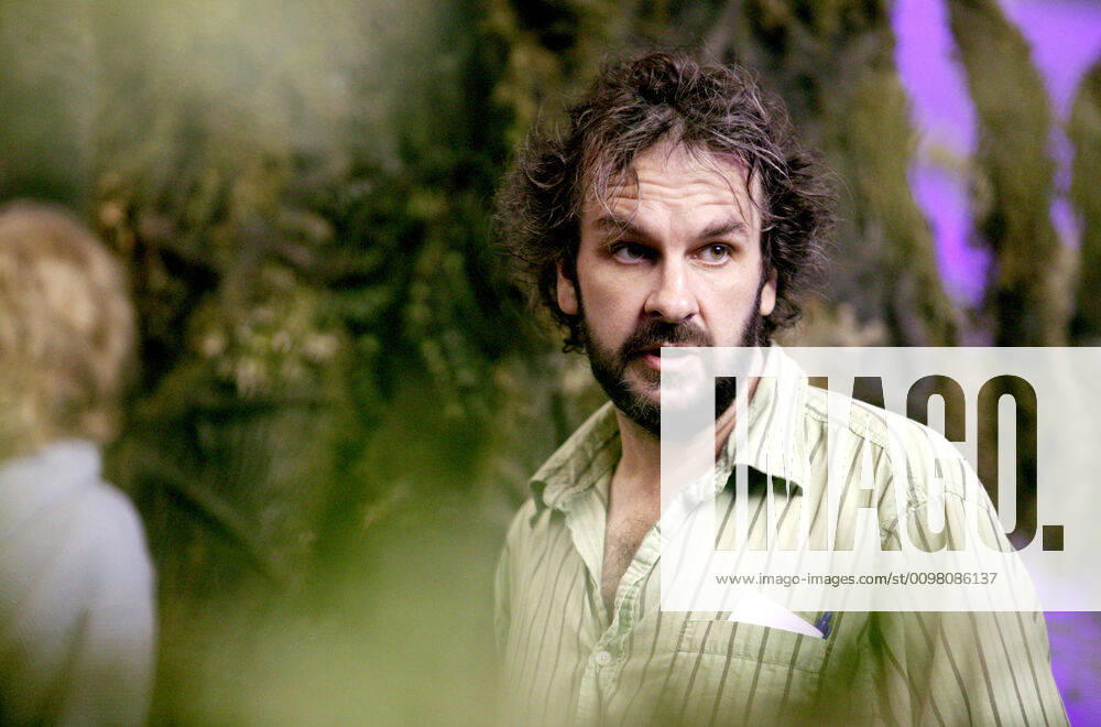 KING KONG, Director Peter Jackson, on set, 2005, (c) Universal courtesy Everett Collection Universal Courtesy Everett Collection !ACHTUNG AUFNAHMEDATUM GESCHÄTZT! PUBLICATIONXNOTxINxCANxCHNxFRAxITAxJPNxNORxPOLxRUSxESPxUKxUSA