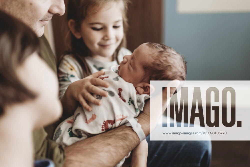 Close up side view of newborn boy and family in hospital with family San Diego, CA, United States ,model released, Symbolfoto CR_KESM200220-261074-01
