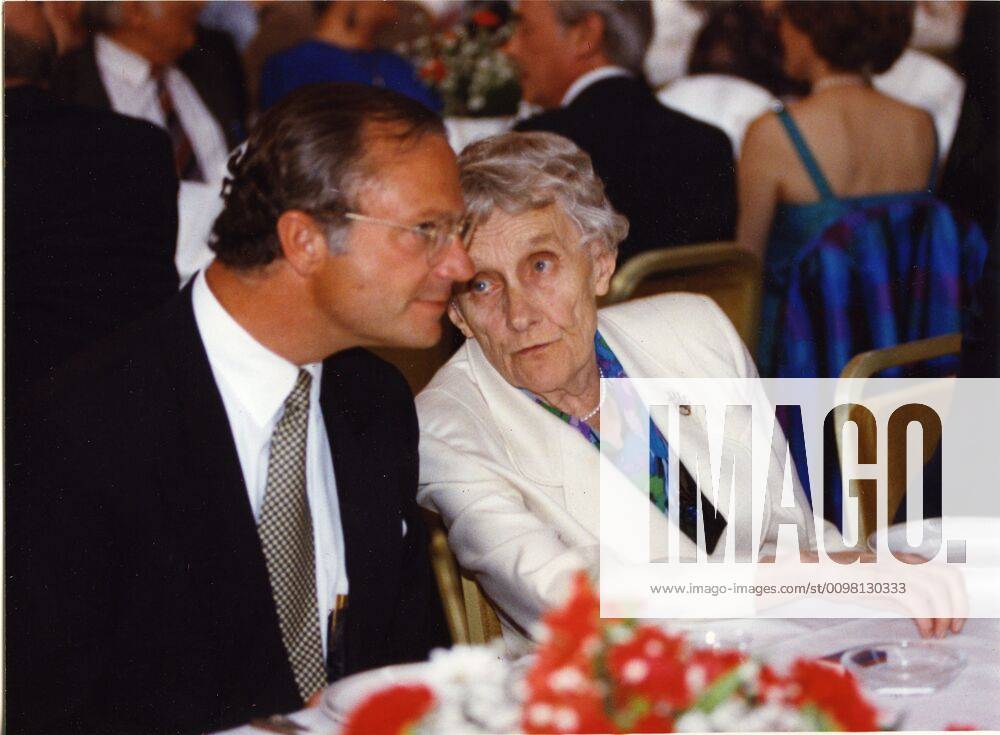 Carl XVI Gustaf, King of Sweden and Astrid Lindgren, author of Sweden, at the Writers Union party ½ 1993 05 01 c KJELLERÅS PETER Aftonbladet IBL Bildbyra EXPRESSEN OUT AFTONBLADET Stockholm Sweden Swedish celebrities